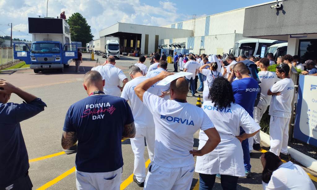 Metalúrgicos em porta de fábrica. Estratégia é aguardar negociações no PIC da AUDI